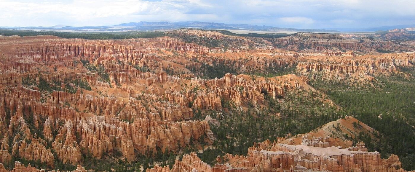 The main amphitheater at Bryce Canyon, packed with red-orange hoodoo spires