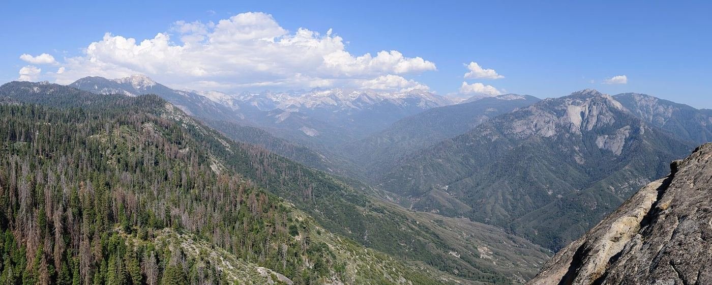 A view of the Sierra Nevada peaks and forested ridges from the Moro Rock trail in Sequoia National Park