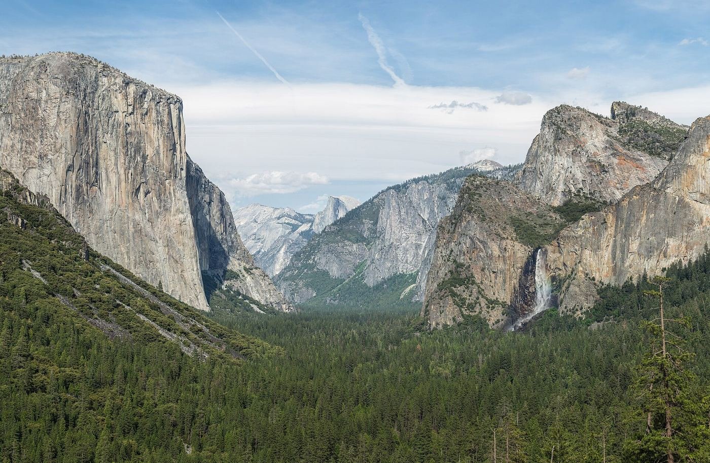 Tunnel View overlooking Yosemite Valley, with El Capitan, Bridalveil Fall, and Half Dome