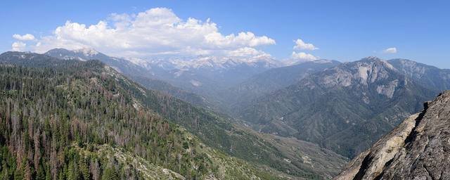 Moro Rock trail view in Sequoia